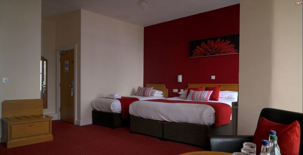 Portrush Adelphi Hotel Exterior foto A typical hotel room
