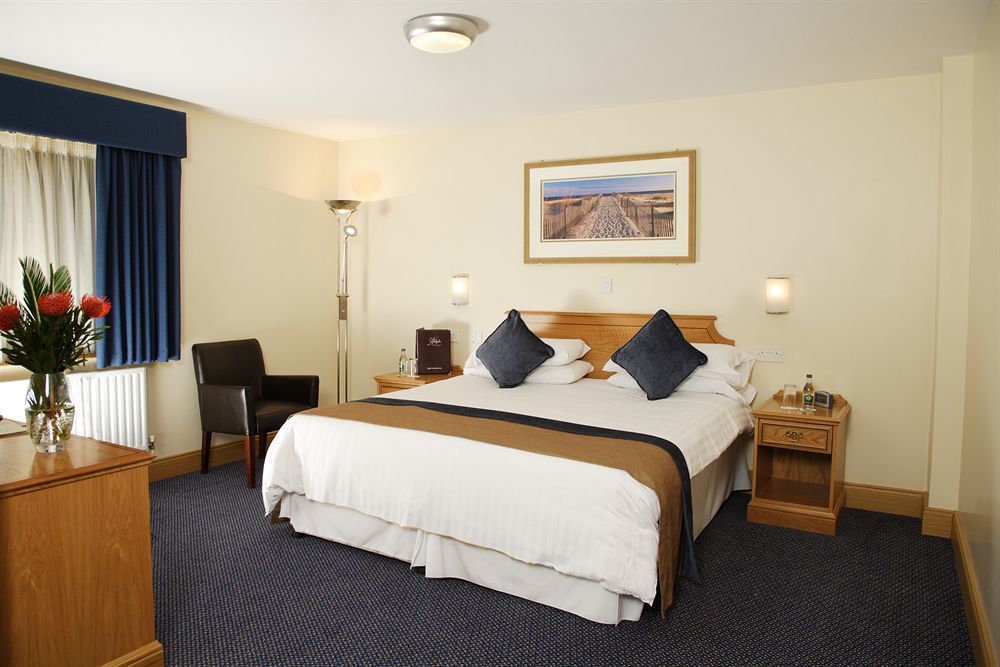 Portrush Adelphi Hotel Exterior foto A bedroom at the hotel