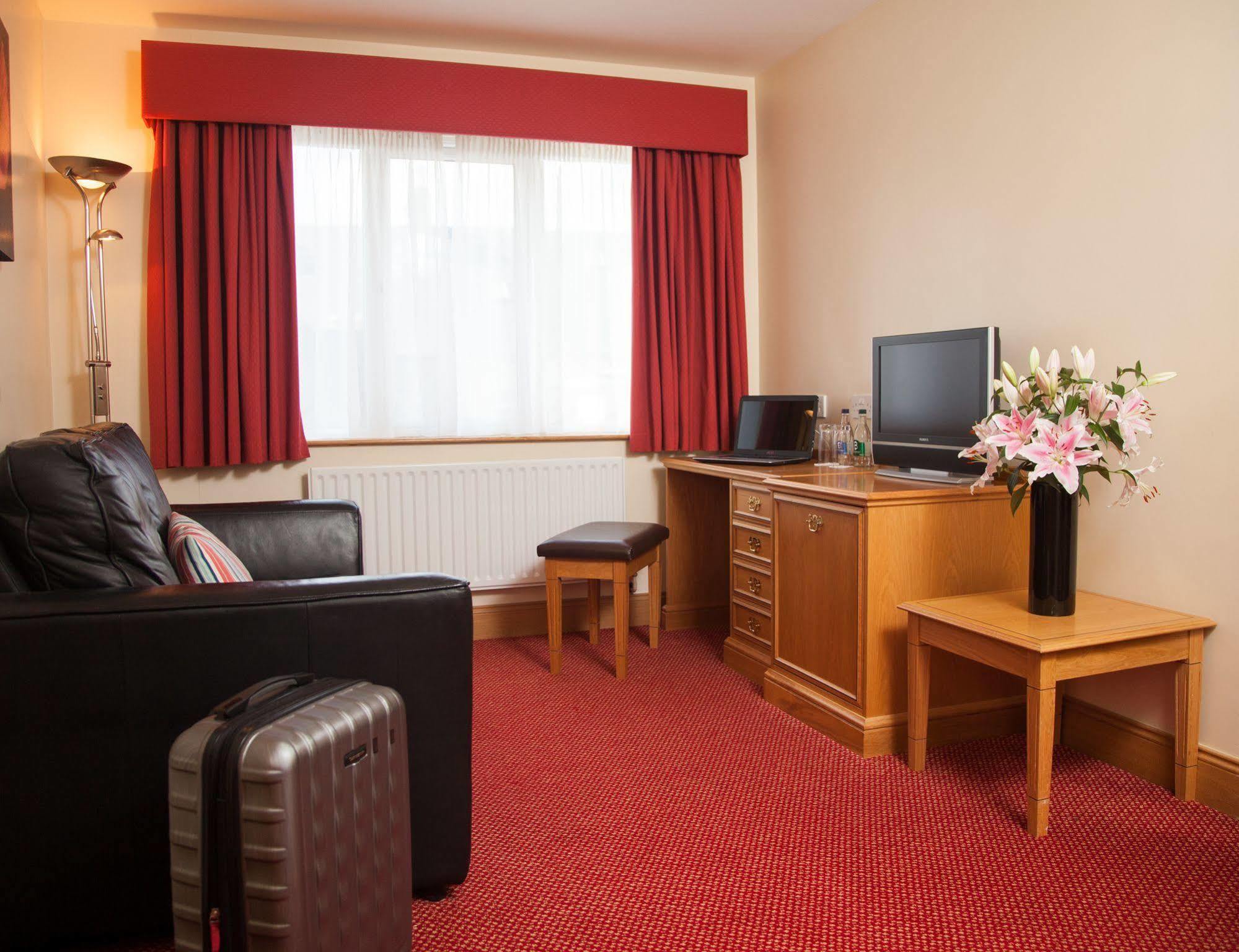Portrush Adelphi Hotel Exterior foto A typical hotel room