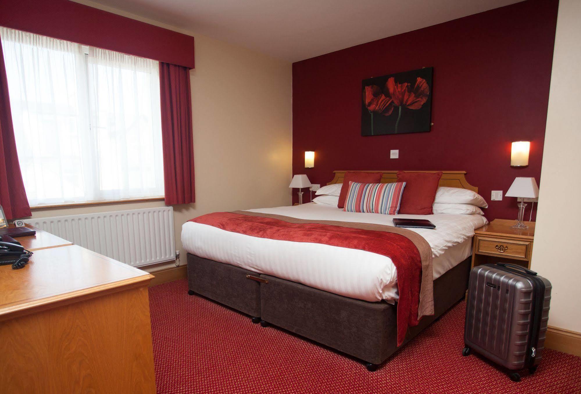 Portrush Adelphi Hotel Exterior foto A typical bedroom at the hotel